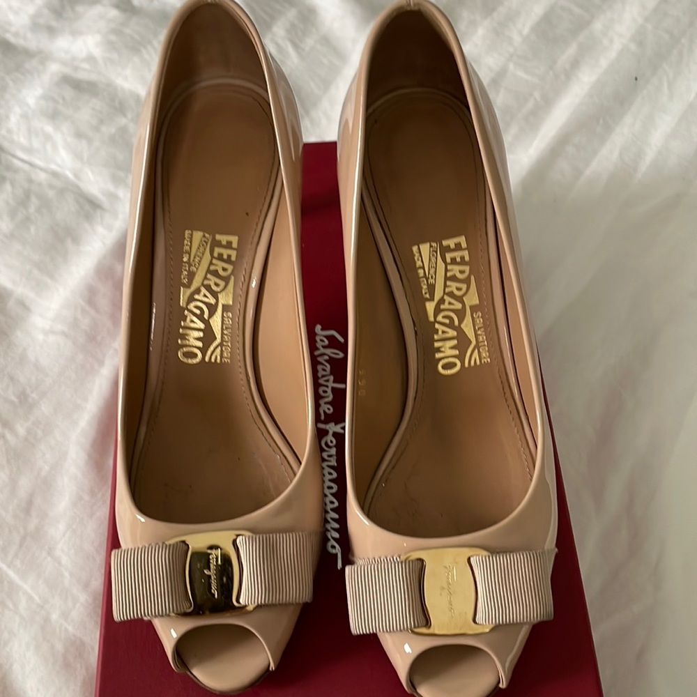 Salvador’s Ferragamo beige shoe